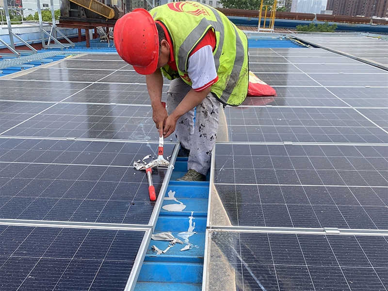 太陽(yáng)能板鏟油漆